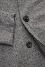 04651/ A trip in a bag Overshirt dunkelgrau meliert aus Wolle-Microfaser, Slim Fit, mit Vier-Knopf-Leiste, Schalkragen und Seitentaschen, Detailfoto.