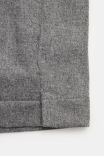 Nahaufnahme des Saums des 04651/ A trip in a bag Overshirts dunkelgrau meliert, Woll-Microfaser-Mix, weich, Slim Fit, Vier-Knopf-Leiste, Schalkragen, Seitentaschen.