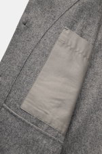 Nahaufnahme des dunkelgrau melierten 04651/ A trip in a bag Overshirts von innen, Detail der Tascheninnenseite aus weichem Woll-Microfaser-Mix.