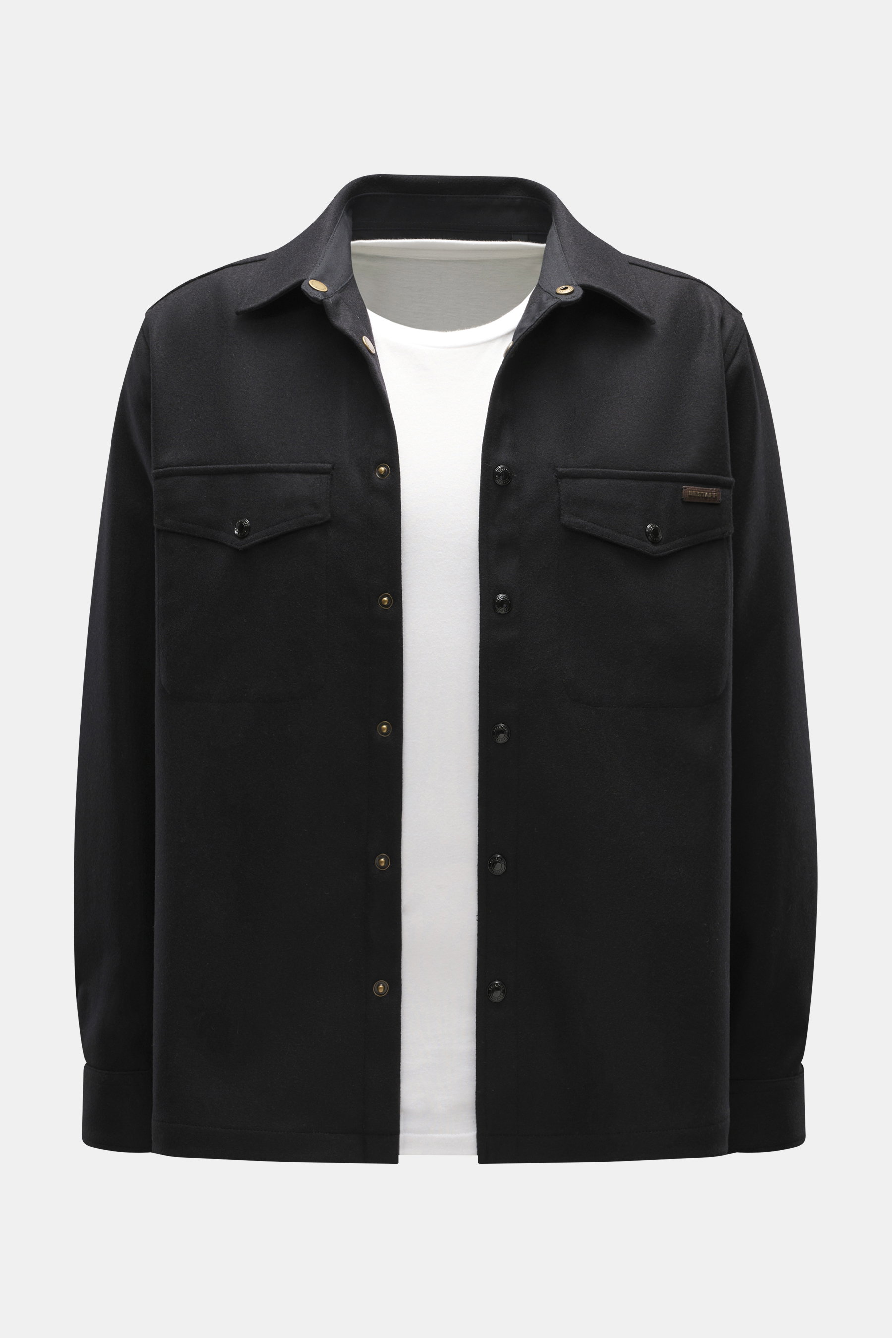 Belstaff Overshirt 'Castle' schwarz aus reiner Wolle, Slim Fit mit Umlegekragen, Druckknopfleiste, Brusttaschen, Logo-Patch, frontal fotografiert.