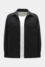 Belstaff Overshirt 'Castle' schwarz aus reiner Wolle, Slim Fit mit Umlegekragen, Druckknopfleiste, Brusttaschen, Logo-Patch, frontal fotografiert.