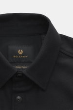 Belstaff Overshirt 'Castle' schwarz, Detailaufnahme von oben, reine Wolle, Slim Fit, Umlegekragen, Druckknopfleiste, Logo-Patch, Sportmanschette, gerader Saum.