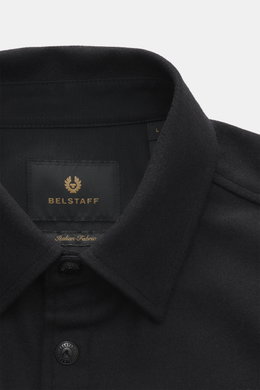 Belstaff Overshirt 'Castle' schwarz, Detailaufnahme von oben, reine Wolle, Slim Fit, Umlegekragen, Druckknopfleiste, Logo-Patch, Sportmanschette, gerader Saum.