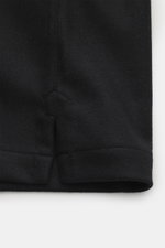 Nahaufnahme des geraden Saumverlaufs vom Belstaff Overshirt 'Castle' schwarz aus reiner Wolle mit weichem Griff, Slim Fit und klassischer Sportmanschette, fotografiert von unten.