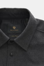Belstaff Overshirt 'Castle' dunkelgrau meliert, Detailansicht von oben auf Umlegekragen, Druckknopf und Wollstruktur, Slim Fit, weicher Griff.