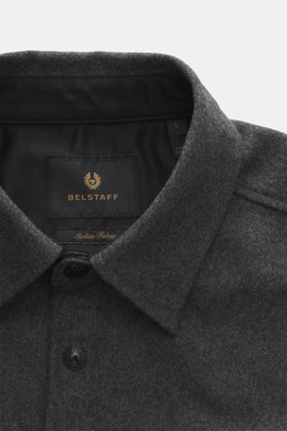 Belstaff Overshirt 'Castle' dunkelgrau meliert, Detailansicht von oben auf Umlegekragen, Druckknopf und Wollstruktur, Slim Fit, weicher Griff.