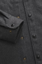Belstaff Overshirt 'Castle' dunkelgrau meliert aus reiner Wolle, Detailansicht von oben zeigt Druckknopfleiste, Brusttasche, Slim Fit, weicher Griff.