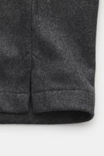 Belstaff Overshirt 'Castle' dunkelgrau meliert aus reiner Wolle, Detailaufnahme des geraden Saumverlaufs und weichem Griff aus Nahaufnahme.