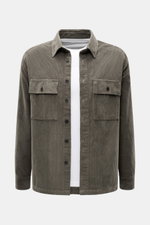 Belstaff Overshirt 'Ravine' graubraun aus Baumwoll-Cord mit Slim Fit, Umlegekragen, Brusttaschen, Manschetten, frontal fotografiert.
