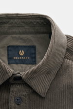 Belstaff Overshirt 'Ravine' graubraun, Cord aus reiner Baumwolle, Slim Fit, Umlegekragen, Knopfleiste, Etikett innen, Detailaufnahme von oben.