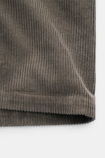 Belstaff Overshirt 'Ravine' graubraun aus Baumwoll-Cord, Slim Fit, Umlegekragen, französische Knopfleiste, Brusttaschen, Sportmanschette, Weblabel, Detailaufnahme Saum