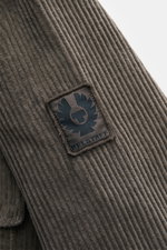 Nahaufnahme des graubraunen Cordstoffs und BELSTAFF-Weblabels auf dem Ärmel des Belstaff Overshirt 'Ravine', fotografiert aus seitlicher Perspektive.