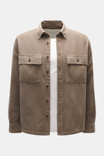 Belstaff Overshirt 'Ravine' taupe aus Baumwoll-Cord mit Umlegekragen, französischer Knopfleiste, Brusttaschen, Manschetten, Weblabel, frontal fotografiert.