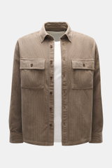 Belstaff Overshirt 'Ravine' taupe aus Baumwoll-Cord mit Umlegekragen, französischer Knopfleiste, Brusttaschen, Manschetten, Weblabel, frontal fotografiert.