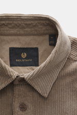 Belstaff Overshirt 'Ravine' taupe aus Baumwoll-Cord, Nahaufnahme von Kragen, Knopfleiste und Label, Slim Fit, weicher Griff, gerader Saum.