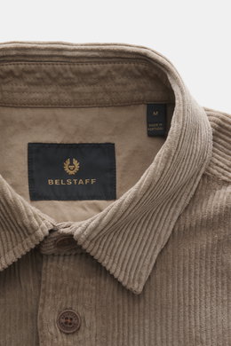 Belstaff Overshirt 'Ravine' taupe aus Baumwoll-Cord, Nahaufnahme von Kragen, Knopfleiste und Label, Slim Fit, weicher Griff, gerader Saum.