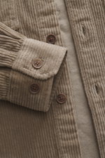 Nahaufnahme des Belstaff Overshirt 'Ravine' taupe aus Baumwoll-Cord, zeigt Knöpfe, Manschette und feine Textur, frontal fotografiert.