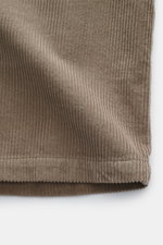 Belstaff Overshirt 'Ravine' taupe aus reinem Baumwoll-Cord, Nahaufnahme der Struktur mit weichem Griff und geradem Saum, Detailansicht.