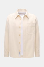 A.P.C. Overshirt sand meliert aus reinem Baumwoll-Denim, garment dyed, Regular Fit, mit Umlegekragen, Brusttasche, Knopfleiste, Ärmelknöpfen, Rückenpasse, frontal fotografiert.