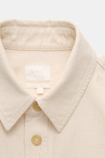 Nahaufnahme des Umlegekragens und der Sechs-Knopfe-Leiste vom A.P.C. Overshirt sand meliert aus robustem, garment dyed Baumwoll-Denim.