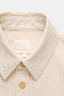 Nahaufnahme des Umlegekragens und der Sechs-Knopfe-Leiste vom A.P.C. Overshirt sand meliert aus robustem, garment dyed Baumwoll-Denim.