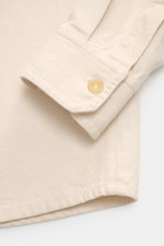 A.P.C. Overshirt sand meliert aus robustem Baumwoll-Denim, Nahaufnahme Ärmel mit Knopf, Regular Fit, garment dyed, Rückenpasse, Brusttasche.