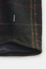 Close-up view of the soft brushed wool blend fabric with khaki/navy plaid pattern and Barbour label on the Barbour Overshirt 'Woodlane' khaki/navy kariert.

Description: <p>Kanadisches Holzfällerkaro, neu gedacht: Der gebürstete Woll-Mix fühlt sich weic
