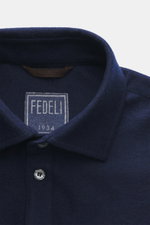 Nahaufnahme des Fedeli Cashmere Overshirt 'Niky' navy von oben, weiches Slim Fit Overshirt mit Umlegekragen, Knopfleiste und Brusttaschen.