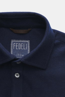 Nahaufnahme des Fedeli Cashmere Overshirt 'Niky' navy von oben, weiches Slim Fit Overshirt mit Umlegekragen, Knopfleiste und Brusttaschen.