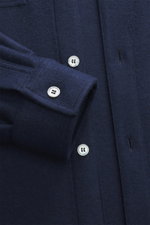 Nahaufnahme des Fedeli Cashmere Overshirt 'Niky' navy von vorne, weiches Strick-Cashmere, Slim Fit, französische Knopfleiste, Sportmanschette.