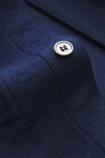 Nahaufnahme des Knopfes und der Brusttasche des Fedeli Cashmere Overshirt 'Niky' navy aus weichem, reinem Cashmere, Slim Fit, französische Knopfleiste, Umlegekragen, klassische Sportmanschette, fotografiert aus schräger Perspektive.