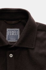 Nahaufnahme des Kragens und oberen Bereichs des Fedeli Cashmere Overshirt 'Niky' dunkelbraun aus weichem, reinem Cashmere, Slim Fit, französische Knopfleiste, klassische Sportmanschette.