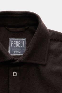 Nahaufnahme des Kragens und oberen Bereichs des Fedeli Cashmere Overshirt 'Niky' dunkelbraun aus weichem, reinem Cashmere, Slim Fit, französische Knopfleiste, klassische Sportmanschette.