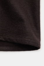 Fedeli Cashmere Overshirt 'Niky' dunkelbraun, Detailaufnahme der weichen Strick-Qualität aus reinem Cashmere, Nahaufnahme der Saumnaht.