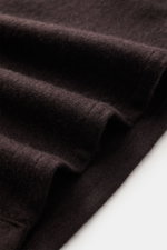 Fedeli Cashmere Overshirt 'Niky' dunkelbraun aus weichem reinem Cashmere, Slim Fit, Umlegekragen, Brusttaschen, Sportmanschette, Detailaufnahme Stoffstruktur.