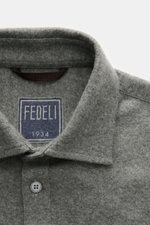 Nahaufnahme des Fedeli Cashmere Overshirt 'Niky' grau meliert von oben, zeigt Umlegekragen, französische Knopfleiste und weiche Strick-Qualität.