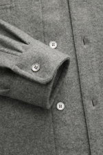 Fedeli Cashmere Overshirt 'Niky' grau meliert aus weichem Cashmere, Slim Fit, französische Knopfleiste, Umlegekragen, Brusttaschen, Sportmanschette, Detail von vorne fotografiert.