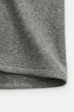 Nahaufnahme des Fedeli Cashmere Overshirt 'Niky' grau meliert von vorne, weiches Strick-Cashmere, Slim Fit, Brusttaschen, Umlegekragen.