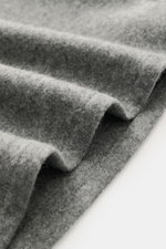 Fedeli Cashmere Overshirt 'Niky' grau meliert in Nahaufnahme, Detailansicht weicher Strick-Qualität aus reinem Cashmere.
