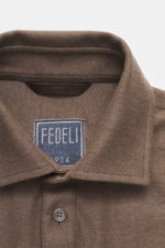 Fedeli Cashmere Overshirt 'Niky' graubraun meliert, Nahaufnahme von oben auf Umlegekragen, Knopf und weiche Strick-Qualität aus reinem Cashmere