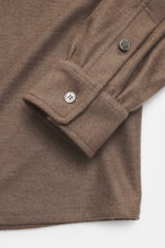 Nahaufnahme der Manschette und Knopfleiste des Fedeli Cashmere Overshirt 'Niky' graubraun meliert, Slim Fit, weiche Strick-Qualität.