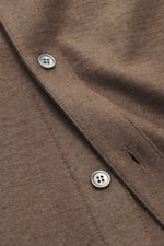 Nahaufnahme des Fedeli Cashmere Overshirt 'Niky' graubraun meliert, von schräg oben fotografiert, zeigt Knöpfe, Umlegekragen und feine Strick-Qualität aus reinem Cashmere.
