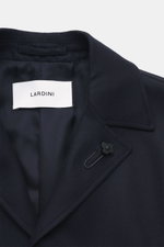 Nahaufnahme des Reverskragens und Markenlabels des Lardini Overshirt 'Accony' navy aus reiner Schurwolle mit Blütenanstecker.