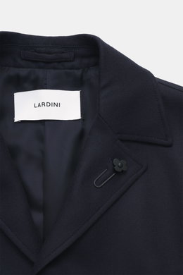 Nahaufnahme des Reverskragens und Markenlabels des Lardini Overshirt 'Accony' navy aus reiner Schurwolle mit Blütenanstecker.