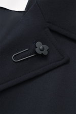 Nahaufnahme des Reverskragens und Blütenansteckers des Lardini Overshirt 'Accony' navy aus reiner Schurwolle mit glattem Griff.