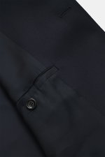 Nahaufnahme des Lardini Overshirt 'Accony' navy, fotografiert aus schräger Perspektive, zeigt reine Schurwolle, glatten Griff, Knopf und Futter.