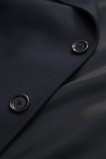 Nahaufnahme des glatten, navyfarbenen Lardini Overshirt 'Accony' navy mit Vier-Knopf-Leiste, Reverskragen und geschmeidigem Futterstoff.
