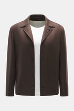 Lardini Overshirt 'Accony' dunkelbraun aus reiner Schurwolle, Slim Fit, Reverskragen, Vier-Knopf-Leiste, Blütenanstecker, schräge Leistentaschen, frontale Nahaufnahme.