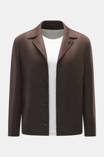 Lardini Overshirt 'Accony' dunkelbraun aus reiner Schurwolle, Slim Fit, Reverskragen, Vier-Knopf-Leiste, Blütenanstecker, schräge Leistentaschen, frontale Nahaufnahme.