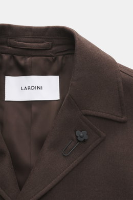 Nahaufnahme des Reverskragens vom Lardini Overshirt 'Accony' dunkelbraun aus reiner Schurwolle mit Blütenanstecker, glattem Griff und Innenfutter.